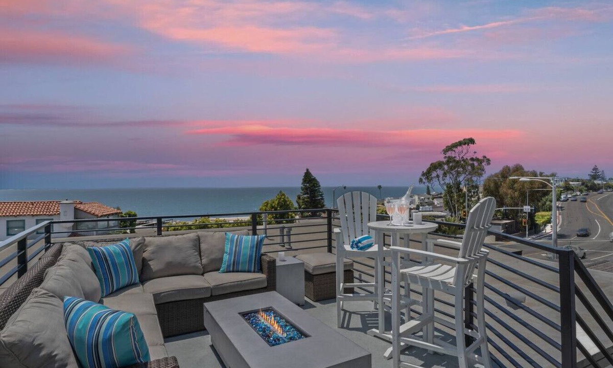 Laguna Beach Apartment | Penthouse! Steps from Victoria Beach, 180 degree ocean views!