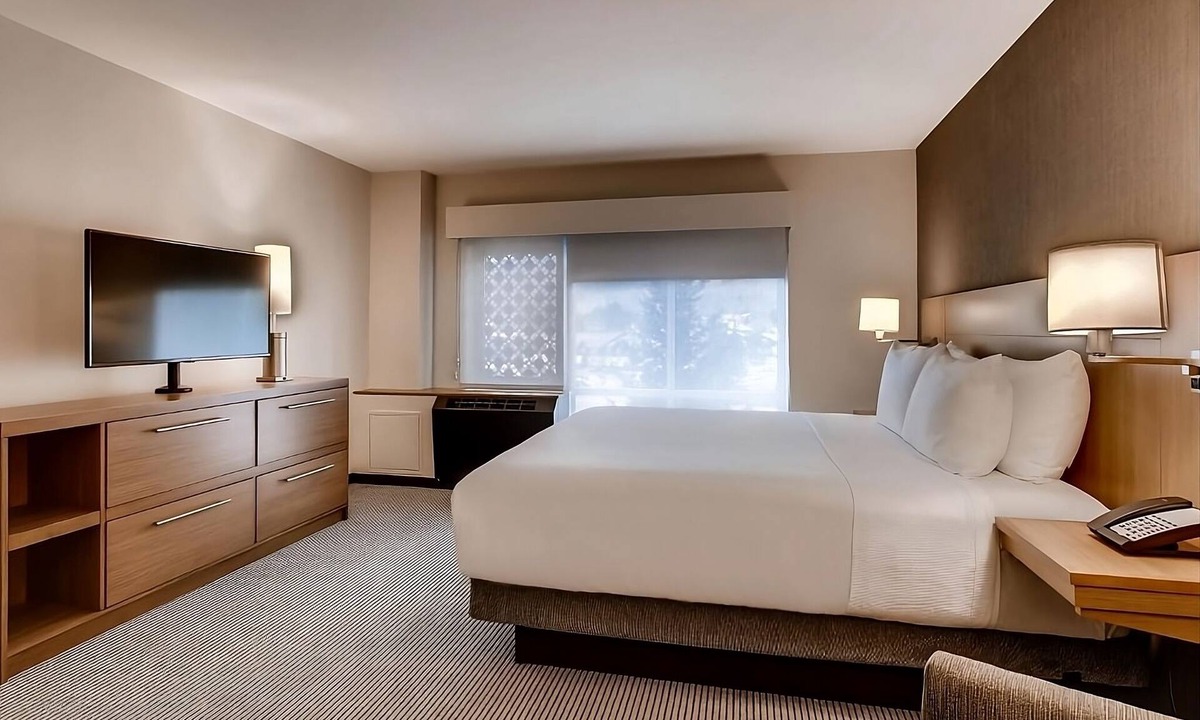 Mountain House Hotel | Perfect Family Ski Trip! Pet Friendly Hotel, Soothing Jacuzzi, Free Breakfast!