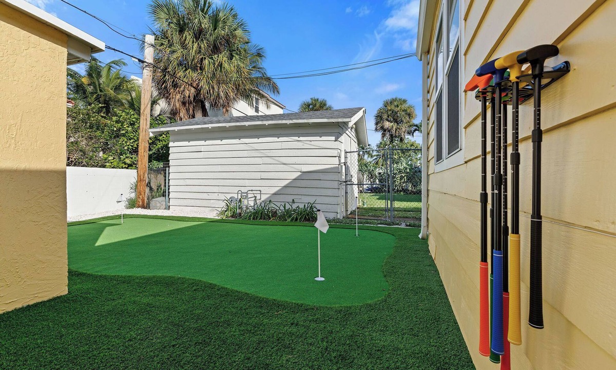 Southside Apartment | Perfect Palm Beach Escape | Cozy 1BR + Putt-Putt