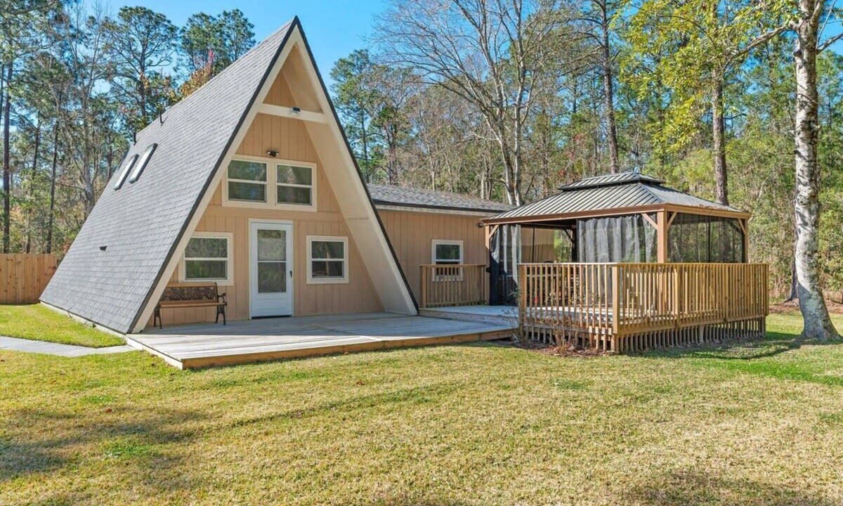 St. Augustine House | Pet-Friendly Home|Screened Deck & Private Big Yard