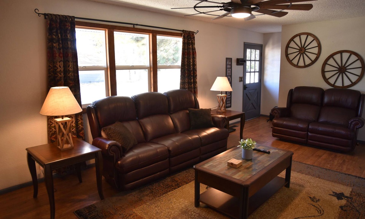 Williams House | Pet-Friendly Rustic Western Retreat –Walk to Route 66 & Grand Canyon Train Depot