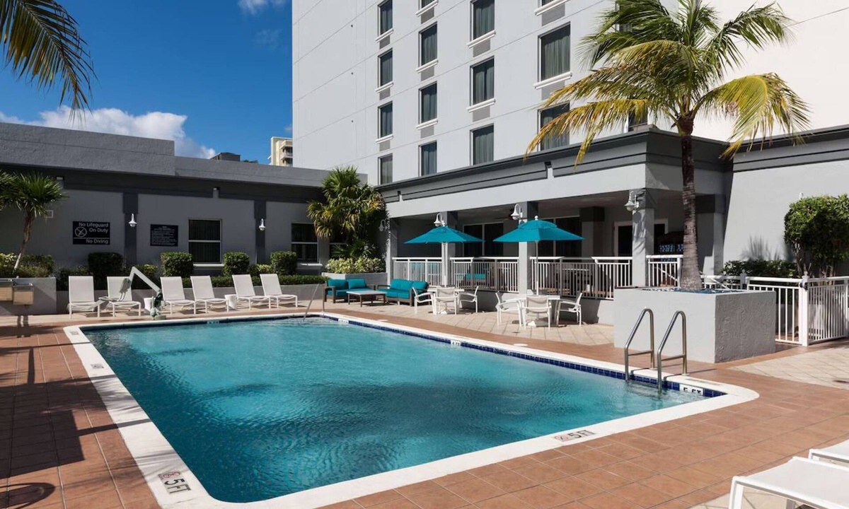 Downtown Fort Lauderdale Hotel | Pet-Friendly Stay | Pool Access | Complimentary Breakfast | Pets Welcome