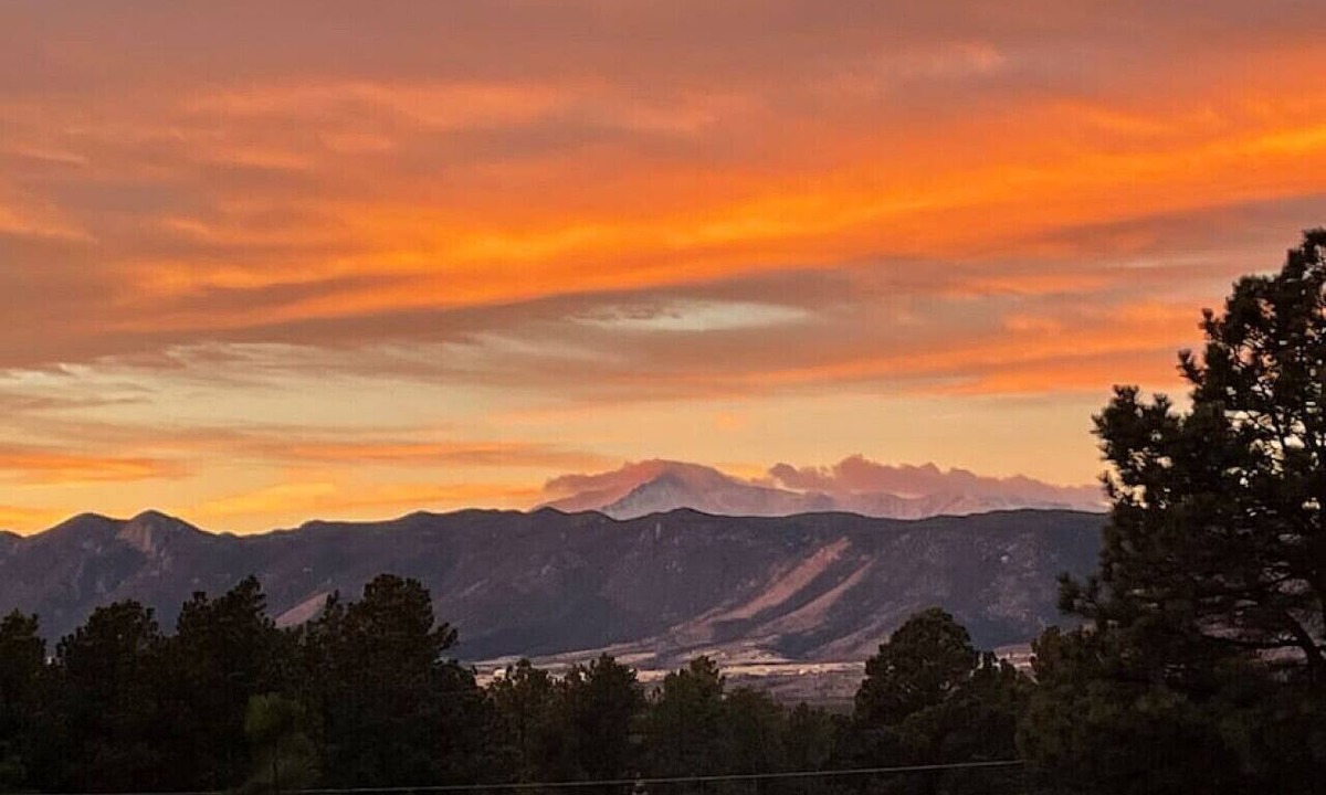 Monument House | Pikes Peak Vista House 5 BD 4 BA, Hot Tub and Acreage