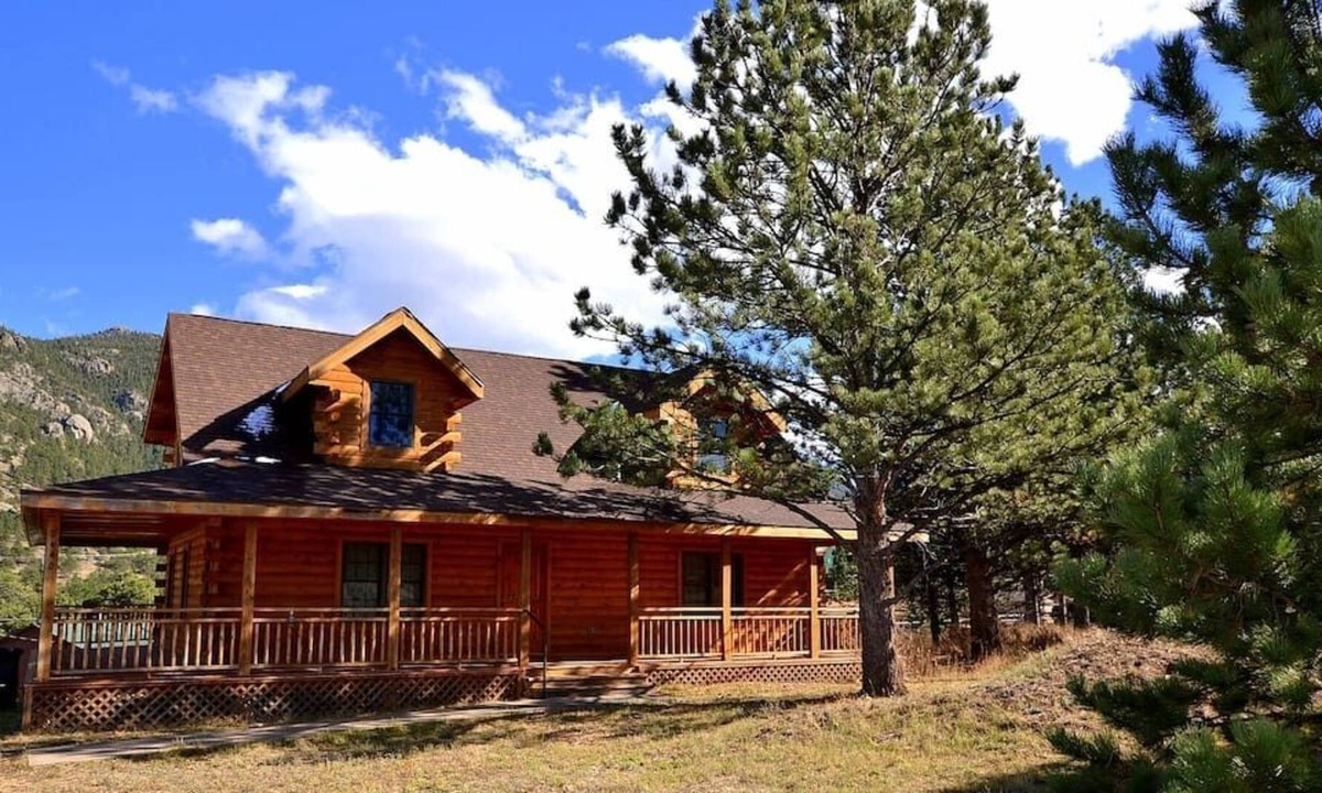 Carriage Hills House | Pine Meadows - 3 bedroom log home in quiet setting
