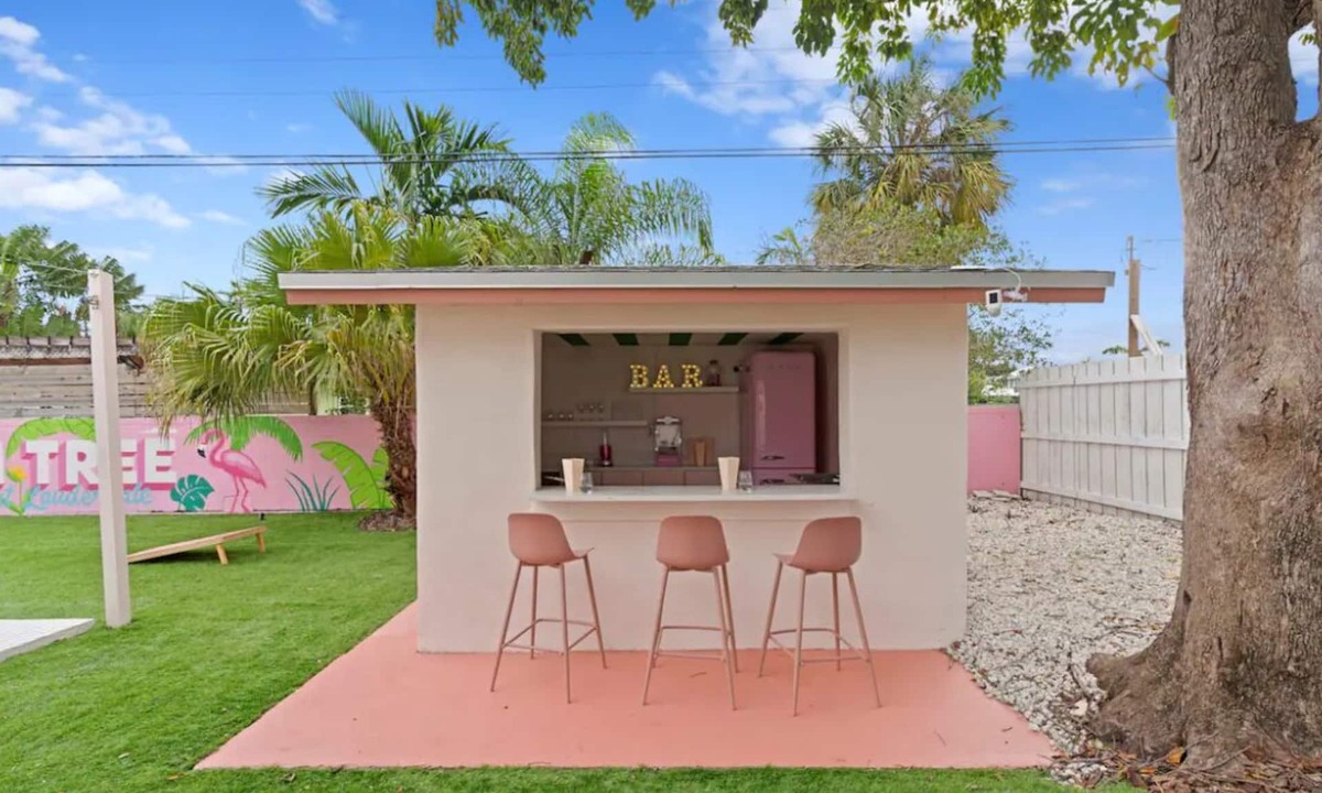 Coral Ridge House | Pink Palm Pool Paradise – Designer 4BR with Bar near Las Olas & Beach