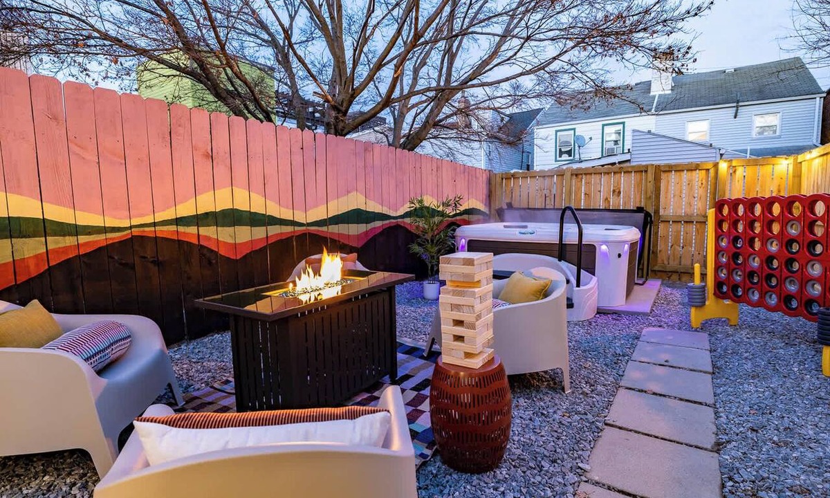 South Side Flats House | Pittsburgh House with Hot Tub, Patio & Free Parking!