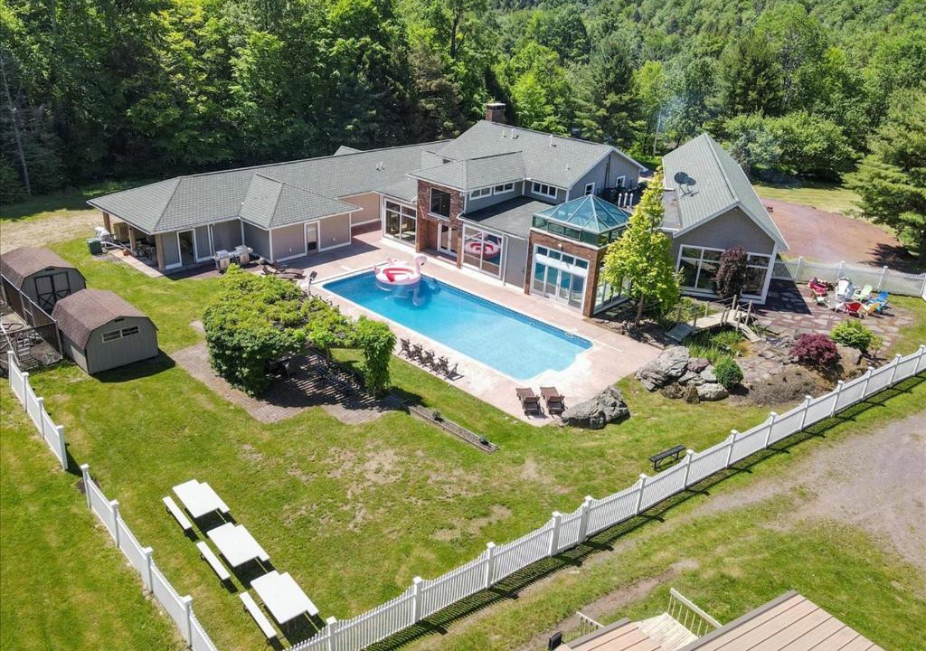 Blakeslee House | Poconos Blakeslee Luxury Castle in the Greens