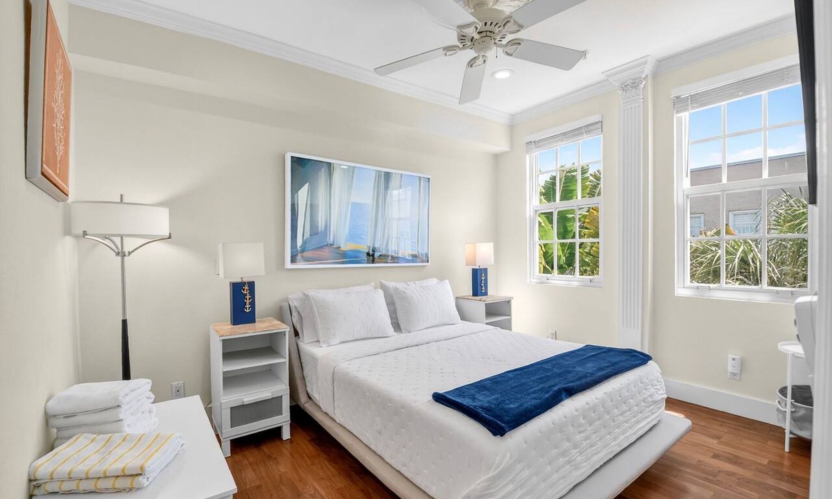 Palm Beach Condo | Pool Beach Getaway Palm Beach 1 Bedroom w/Kitchen