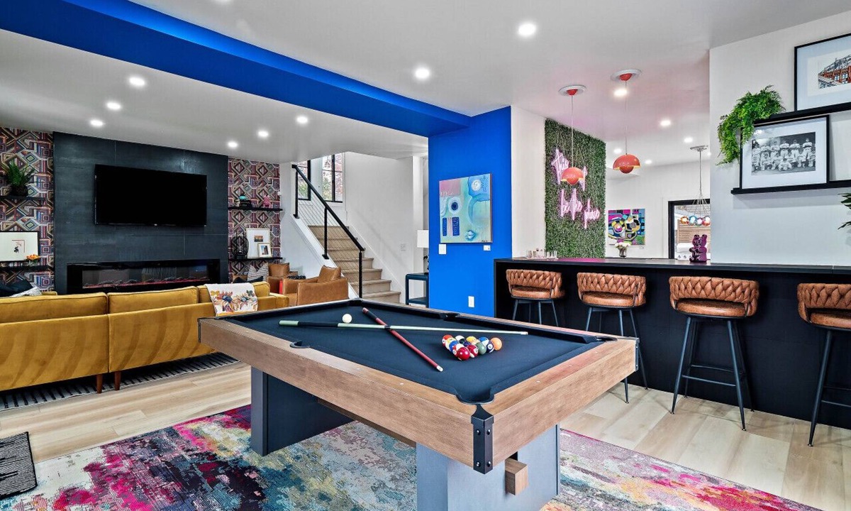 Highland Square House | Pool Table|Hot Tub|Fire Pit|Games|Bunk Slide|Wet Bar