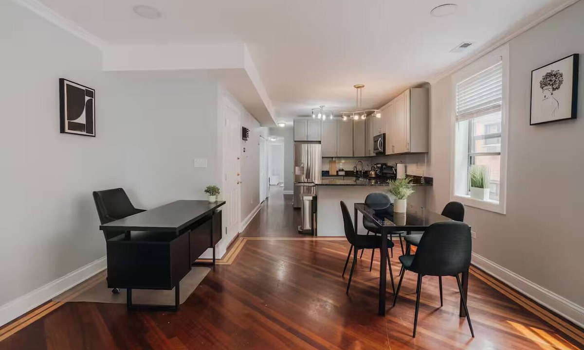 West Ridge House | Pristine 2BD - 2.5BD Duplex - Chicago - Free Parking