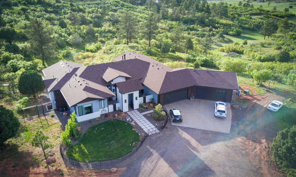 Larkspur House | Private, 36 Acres, 6 Kings, HotTub, Views, Clean