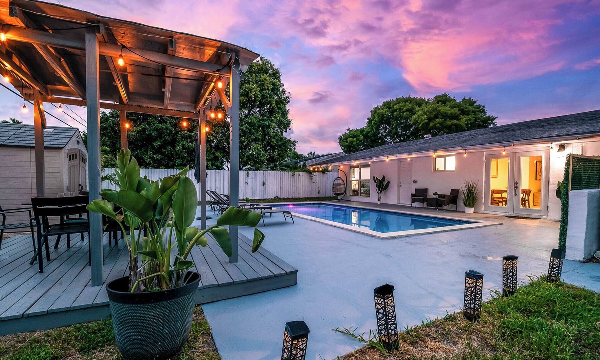Driftwood House | Private Pool . Fire Pit · BBQ . Family Oasis mins from Hard Rock & Beach