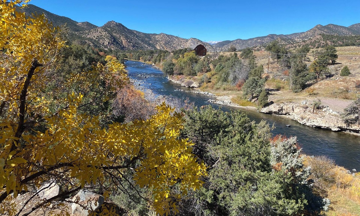 Salida House | Private River Retreat- Fly Fishing/Rafting/Relaxing 10 min. from downtown Salida