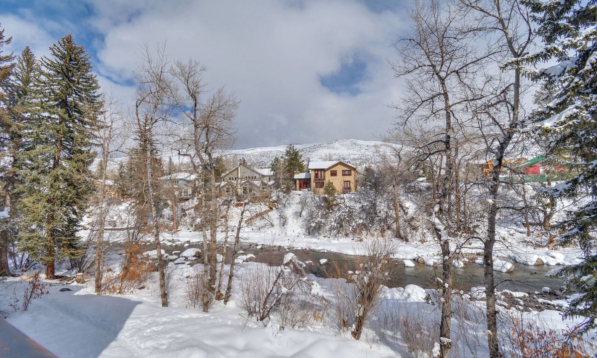 Eagle-Vail Condo | Private Riverside Ski Retreat 2/2 condo close to Beaver Creek and Vail