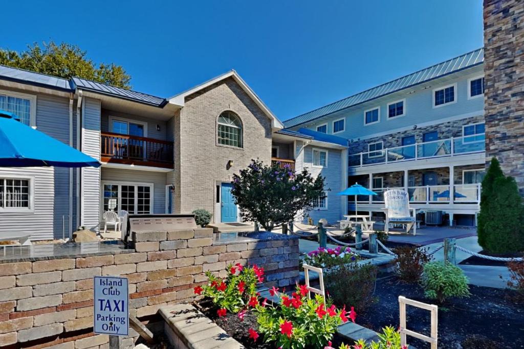 Put-in-Bay House | Put-in-Bay Poolview Condo #2