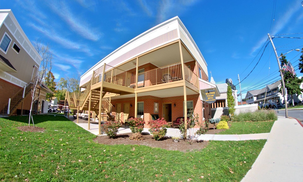 Put-in-Bay Hotel | Put in Bay Victory Station Hotel