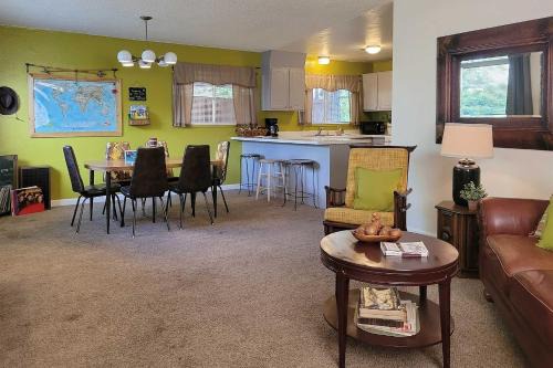 Pear Park House | Quaint & Cozy Cottage: 3 Mi to Palisade Wineries!