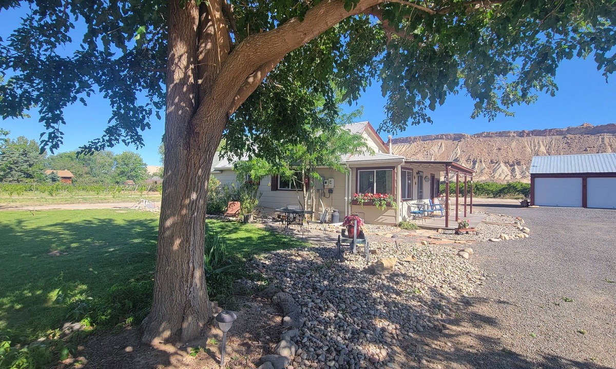 Palisade House | Quaint Farmhouse on Palisade Peach Orchard close to Wineries