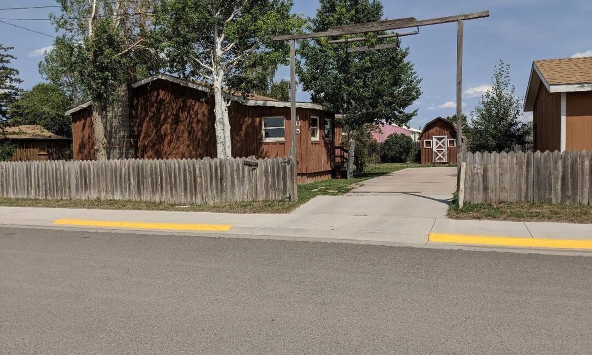 Laramie House | Quiet, Comfortable Location! w/Double Garage Easy access to WyoTech and UW