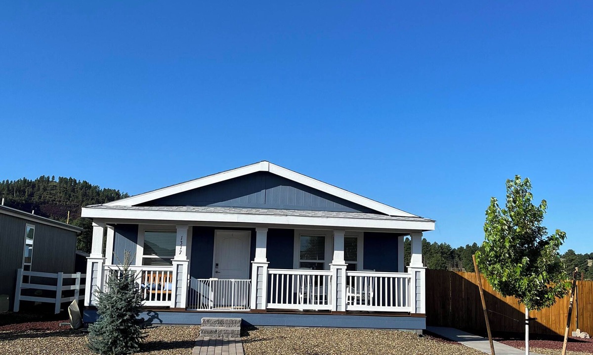 Williams House | Quiet downtown neighborhood w/mountain views, private turfed backyard, A/C & W/D