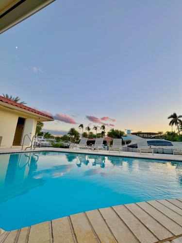 Harbor Beach House | Quiet Luxury Canal Villa Near the Beach