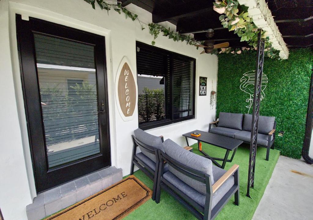 Downtown Hollywood House | Quiet Oasis Steps From Shops with Golf View-CS61