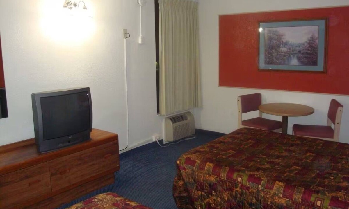 Lake Havasu City Hotel | Quiet Pet-Friendly Room w/Free Parking + Close Proximity to Windsor Beach