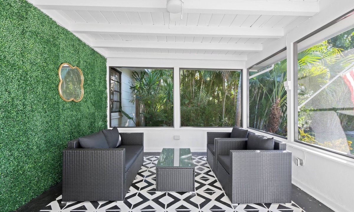Tarpon River House | Quiet, Private 3BR/2BR Fort Lauderdale Oasis with pool, BBQ, and Outdoor Shower