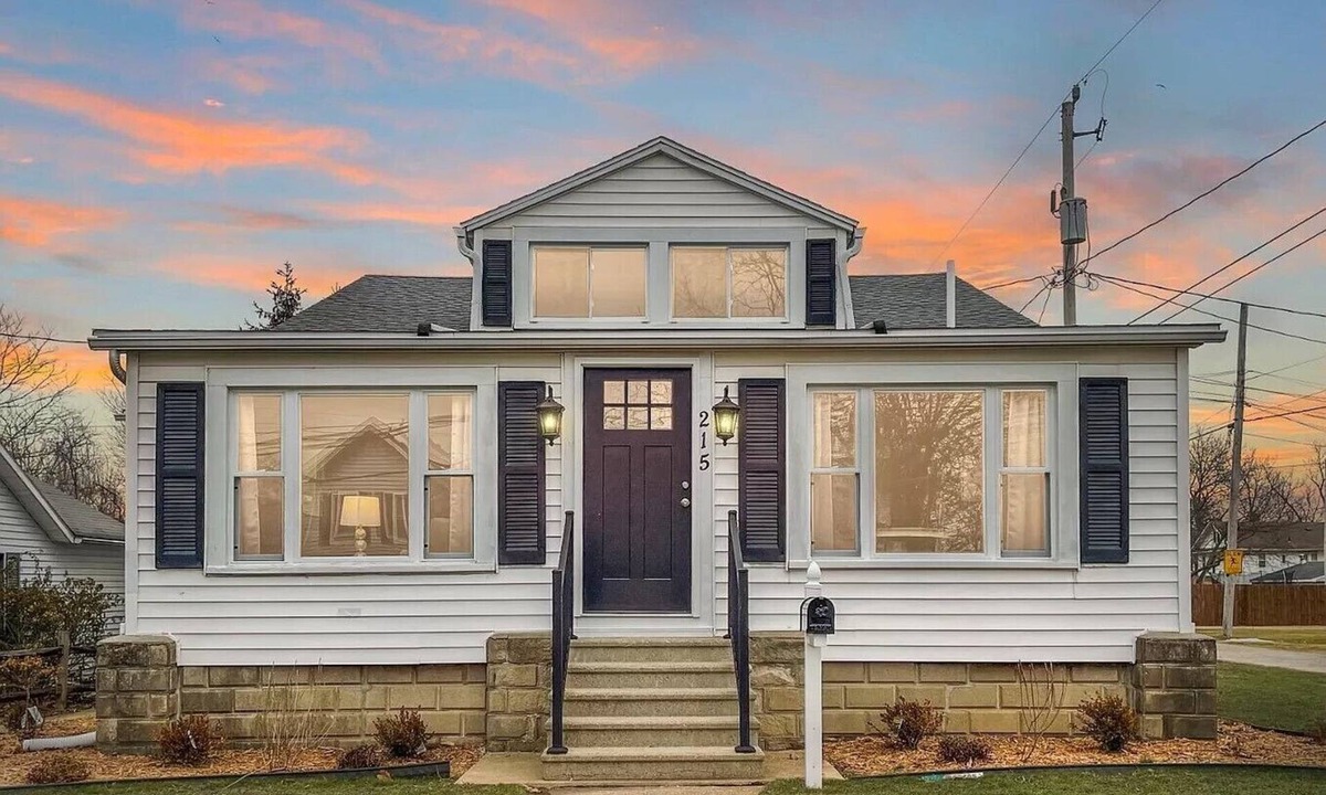 Port Clinton House | Recent Remodel - 5 min Walk to Jet Express and Downtown Port Clinton.