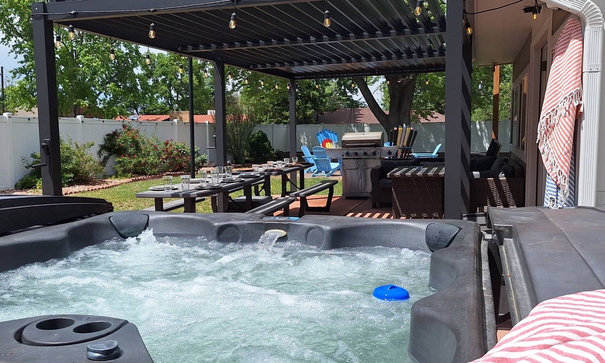 Barths House | Red Rocks + HOT TUB + Bocce Ball + PICKLEBALL+ Fire Pit + 8 Beds + ARCADE