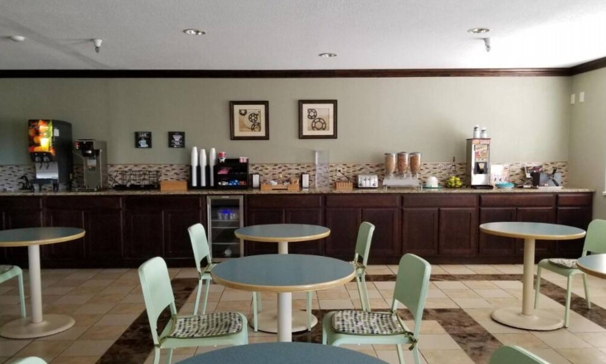 Castle Rock House | Relax and Unwind! 3 Affordable Units, Free Breakfast, Near Castle Rock Outlet Mall