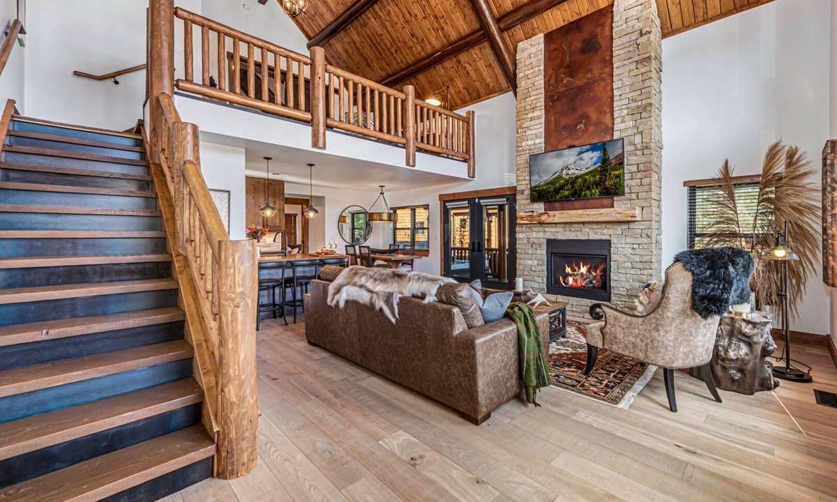 Estes Park Cabin | Relax in The Rockies – Located on Lake Estes, Jacuzzi and Indoor/Outdoor Fireplace