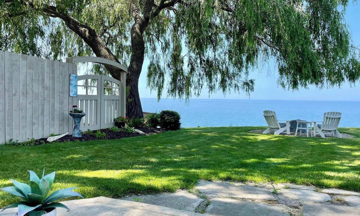 Willoughby Cottage | Relax on Lake Erie at our charming 2-bedroom cottage
