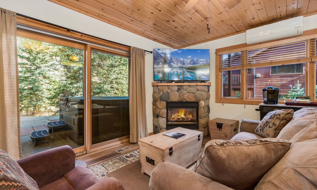 Fall River Estates Condo | Remodeled Riverfront Retreat Private Hot Tub