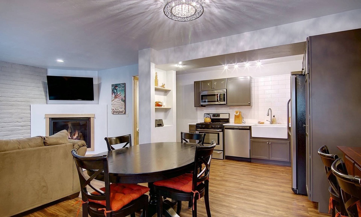 Steamboat Springs House | Remodeled TH Near Resort-Steps to Free Mtn/Town Bus Stop+ HotTub-W/D in Unit-Gas Fireplace-Mtn View