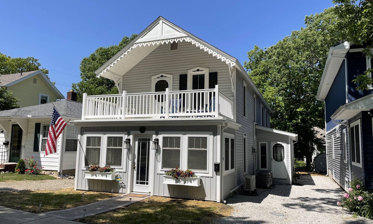 Lakeside House | Renovated Cottage in Central Lakeside