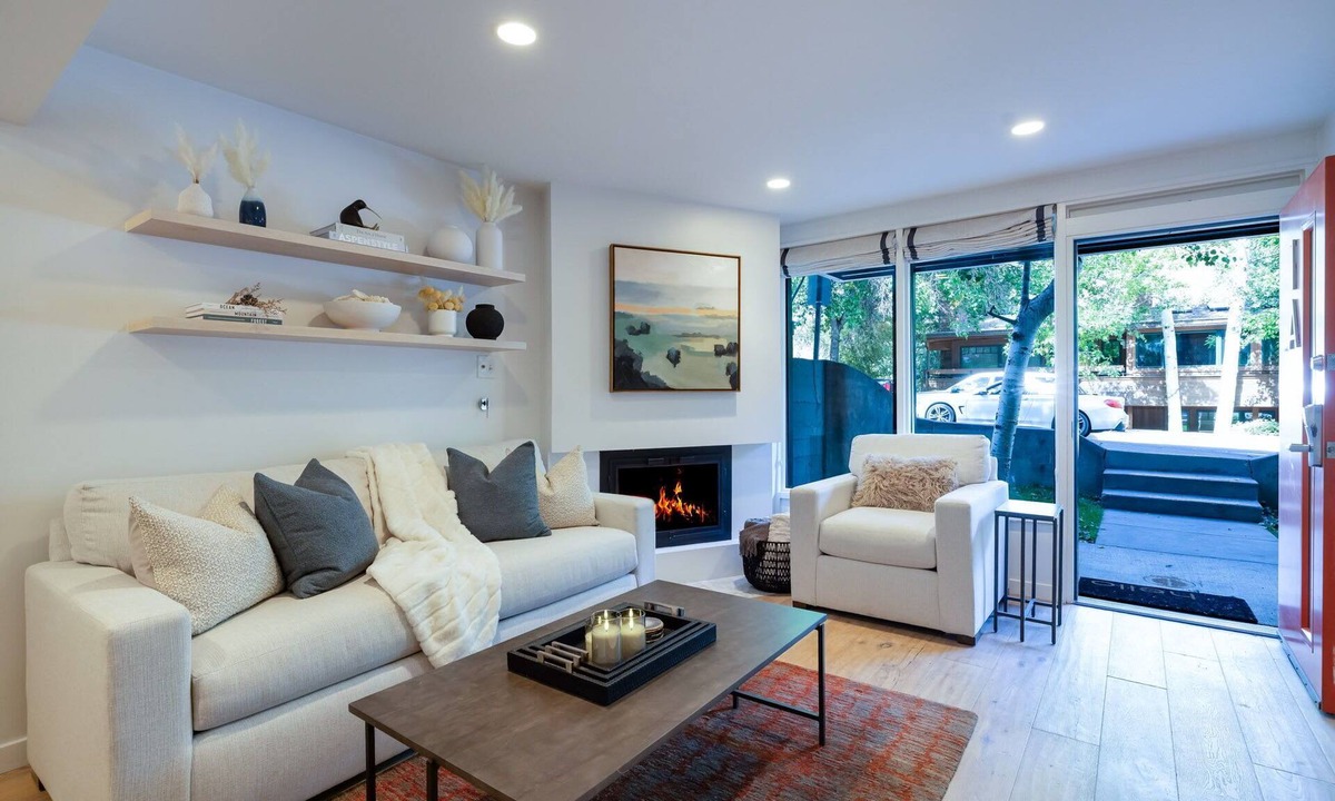 Aspen Apartment | Renovated Core 2BR 2BA with AC, Pool & Hot-tub