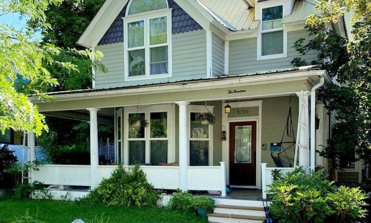 Glenwood Springs House | Renovated Victorian Gem: Downtown Mountain Views Arcade Fun
