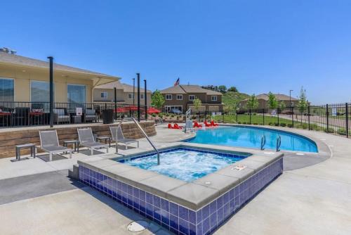 Central Colorado Springs Apartment | Resort Like Amenities King bd Qn bd Sofa bd Fast Wi-Fi Slps7