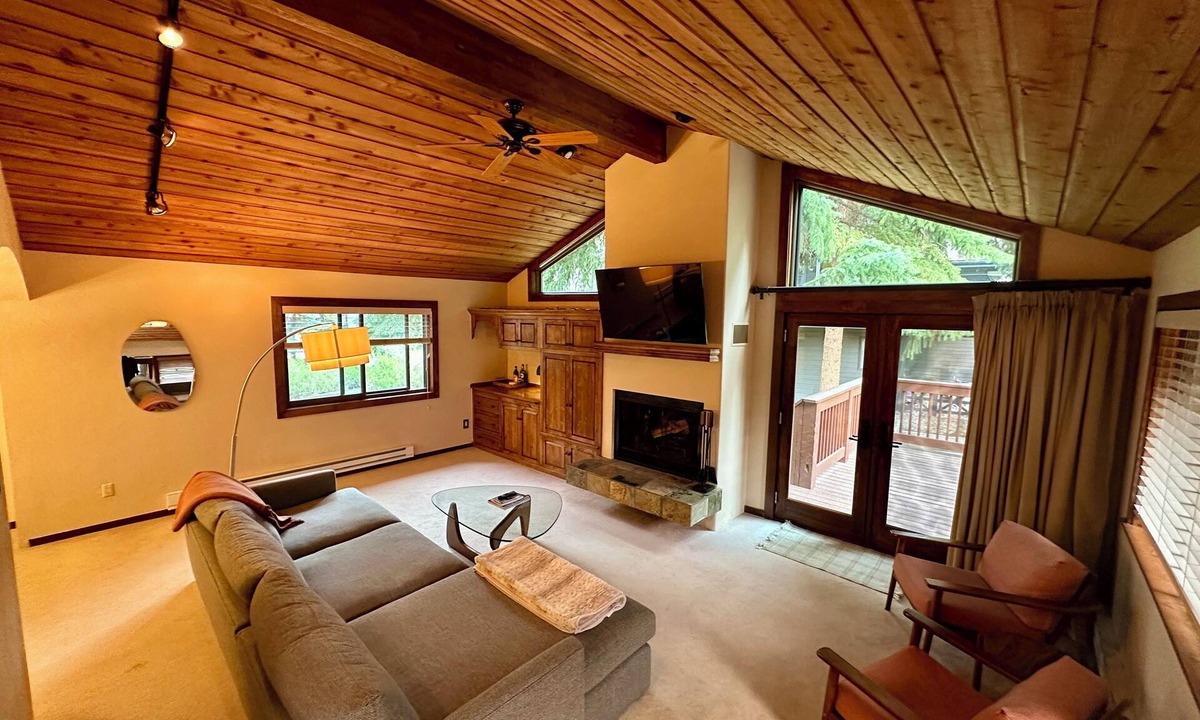 Eagle-Vail House | Retro Mountain Getaway minutes from skiing and golf in Vail Valley