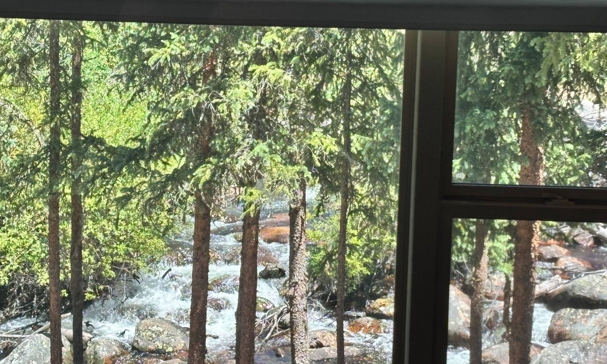 Grand Lake Cabin | RIVER SIDE walking distance to town/the lake & Rocky Mnt Natl Park! 3-bedroom