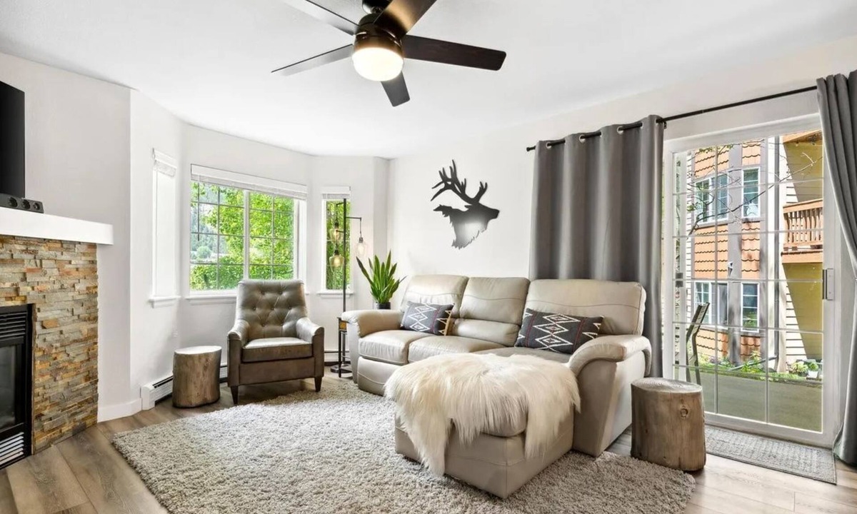 Edwards Condo | Riverfront Retreat near Beaver Creek - Hot Tub