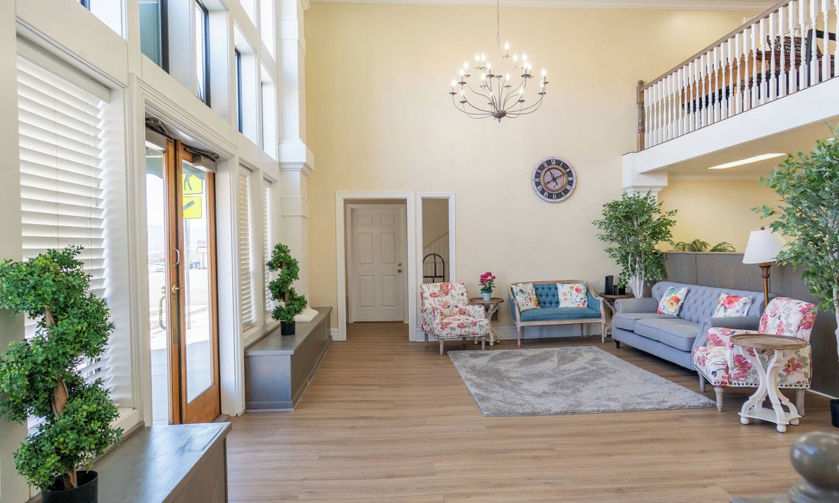 Loa Hotel | Road Creek Inn