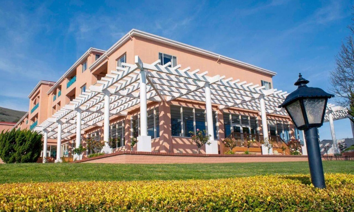 Avila Beach Hotel | Romantic Beach Getaway! Full Kitchen, Free Parking, Steps to Avila Beach Pier