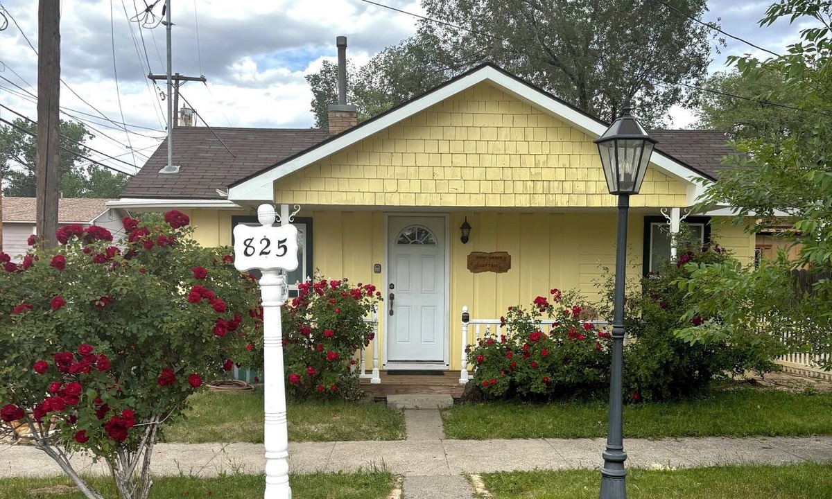 Montrose Cottage | Rose Haven Cottage is a small comfortable home centrally located in Montrose.