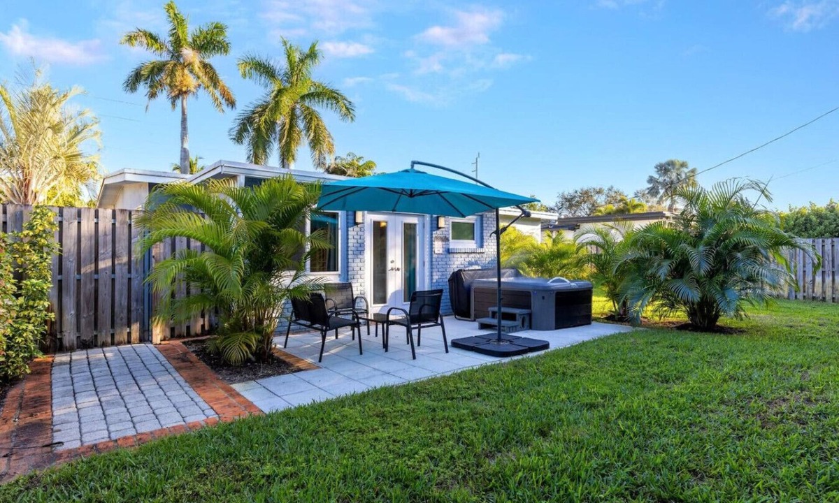 Poinsettia Heights House | Royal Palms Beach Bungalow – A Tranquil Escape