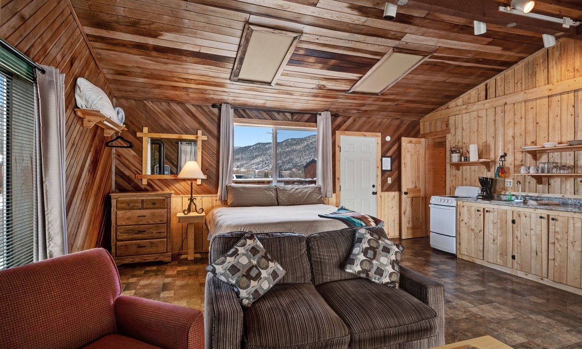 South Fork Apartment | Rustic dog-friendly cabin with kitchen, WiFi, private hot tub & easy ski access