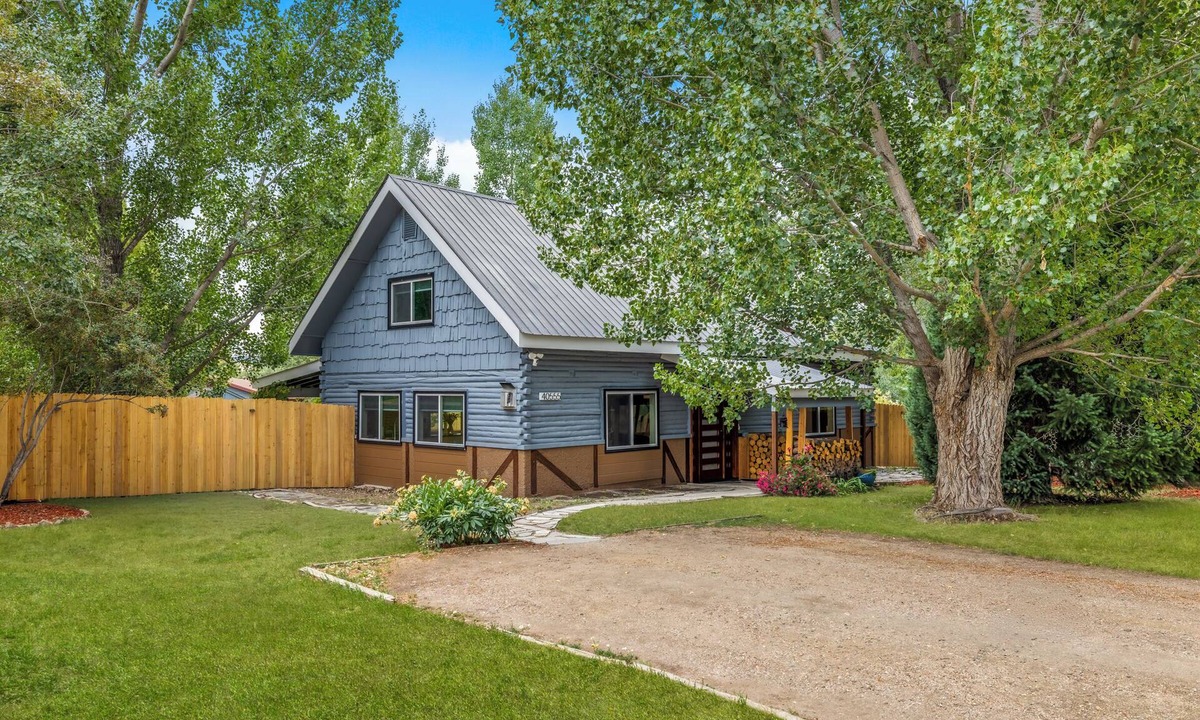 Steamboat Springs House | Rustic modern loge cabin in Steamboat Springs - 3 bedrooms and 2 bathrooms