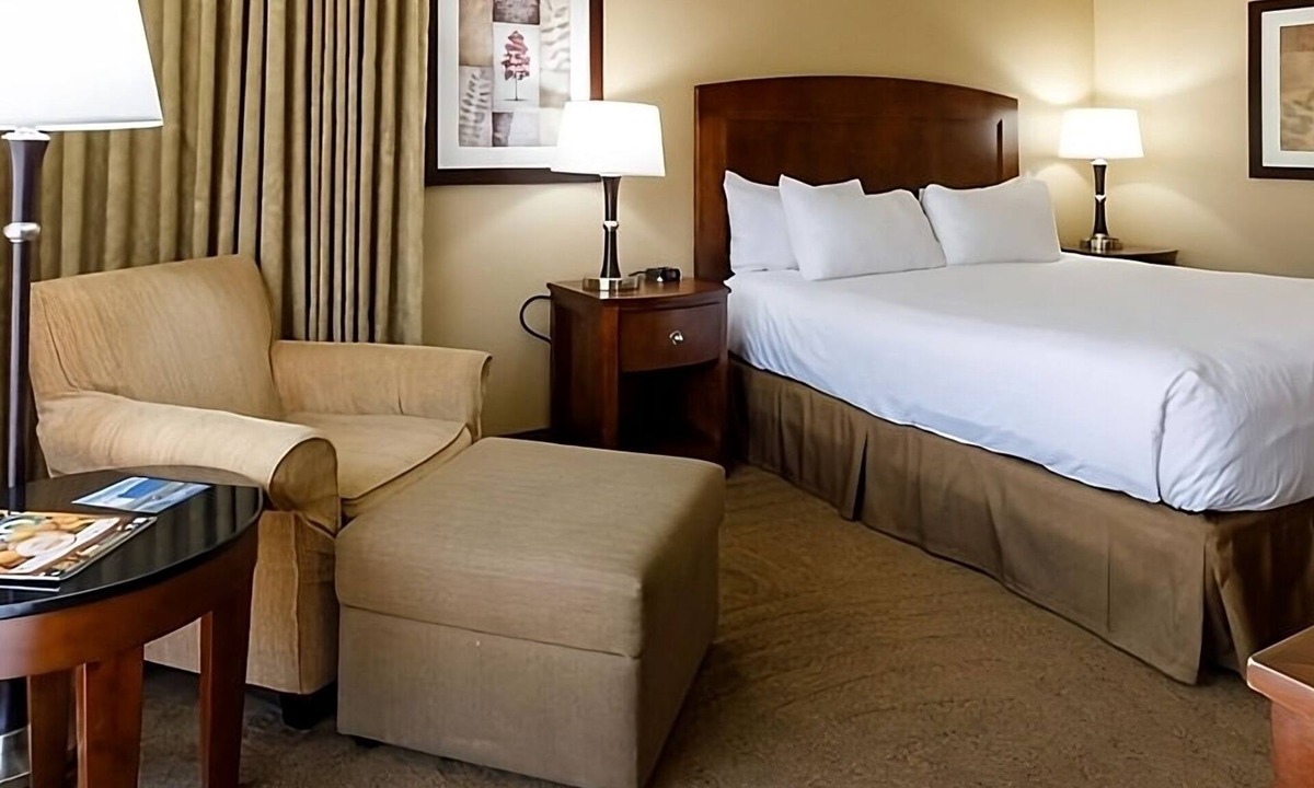 Elko Hotel | Rustic Retreat in the Heart of Elko! Outdoor Pool, Pets Allowed!