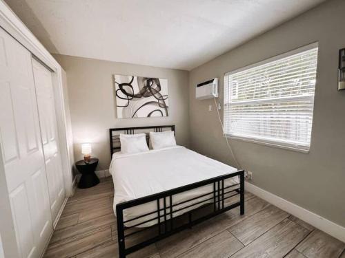 Poinciana Park Apartment | Rustic Retreats Cozy 1BR For 4 Guests Minutes From Las Olas